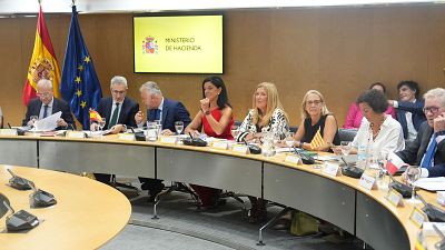 Reunión oficial con ministros y consejeros. Se aprecian banderas de España, UE y autonómicas. Arcadi España, Ángel Víctor Torres Pérez y Alícia Romero presentes. Reunión oficial con ministros y consejeros. Se aprecian banderas de España, UE y autonómicas. Arcadi España, Ángel Víctor Torres Pérez y Alícia Romero presentes.