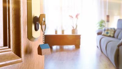 La puerta de un domicilio de alquiler con la llave en la cerradura La puerta de un domicilio de alquiler con la llave en la cerradura
