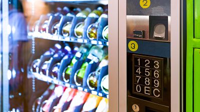 Consumo prohibirá la venta de bollería industrial y bebidas energéticas y azucaradas en colegios e institutos