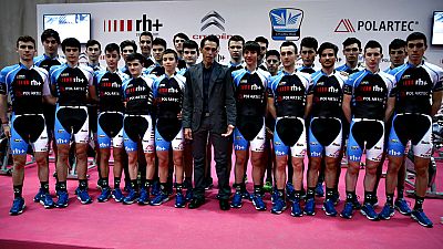 El ciclista español Alberto Contador recordó este lunes que podría  aplazar un año su retirada deportiva y hacerlo en 2017 si lograse  formar un equipo propio que fuese capaz de ofrecerle "garantías" para  pelear por el Tour de Francia, una carrera q