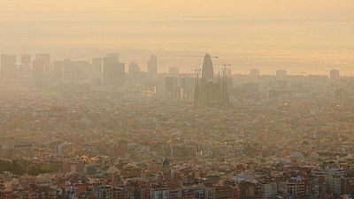Vista aèria de Barcelona amb boira de contaminació, destacant la Sagrada Família i la Torre Glòries entre edificis. Vista aèria de Barcelona amb boira de contaminació, destacant la Sagrada Família i la Torre Glòries entre edificis.