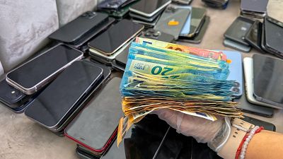 Cop a una xarxa que traficava amb mòbils robats