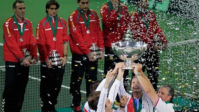 España ha luchado hasta el último partido por llevarse la Copa Davis pero Nicolás Almagro ha caído derrotado en el choque decisivo ante Radek Stepanek por 6-4, 7-6, 3-6 y 6-3. De esta manera, la República Checa se ha adjudicado la ansiada Ensaladera,