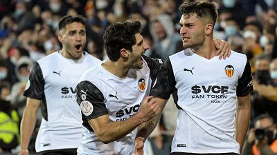 El Valencia se impone con sufrimiento en Mestalla y el Rayo Vallecano sigue soñando