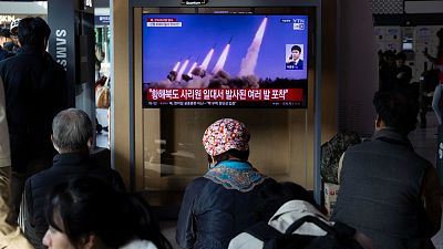 Corea del Norte lanza diez misiles balísticos hacia el mar de Japón, según Seúl