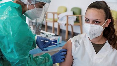 La vacunación se retrasa en España en plena tercera ola: ¿Dónde están las dosis?