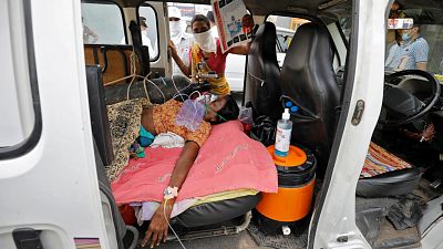 El coronavirus se expande como un tsunami en la India con cremaciones masivas en las calles y hospitales sin oxígeno