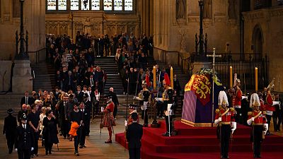 Los primeros británicos se despiden de Isabel II en la capilla ardiente de Westminster tras su traslado desde Buckingham