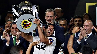 El Valencia ganó por 1-2 al Barcelona la final de la Copa del Rey en Sevilla y tocó de nuevo la gloria con un título once años después como broche de oro a su centenario tras superar con una defensa impecable y siendo letal en ataque a un cuadro azul El Valencia ganó por 1-2 al Barcelona la final de la Copa del Rey en Sevilla y tocó de nuevo la gloria con un título once años después como broche de oro a su centenario tras superar con una defensa impecable y siendo letal en ataque a un cuadro azul