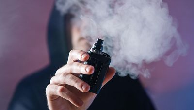 Un jove sosté un vaper davant la càmera | GETTY