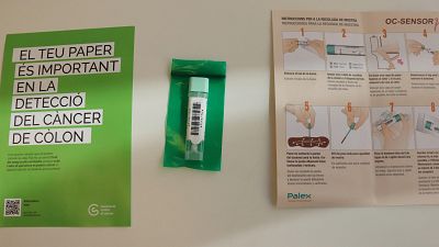 Fulletons informatius i kit per recollir la mostra del test de sang oculta en femta del cribratge