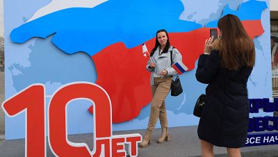 Putin conmemora el décimo aniversario de la anexión unilateral de Crimea con un baño de masas en Moscú