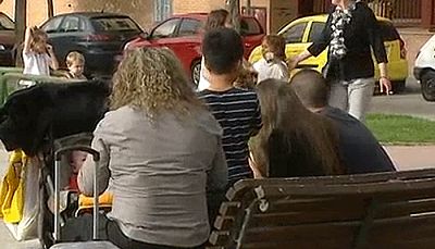La crisis empuja a miles de inmigrantes a salir y congela la natalidad en España