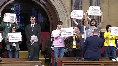 La Plataforma Escola Tothom desplega al Parlament pancartes en defensa de l'escola pública La Plataforma Escola Tothom desplega al Parlament pancartes en defensa de l'escola pública