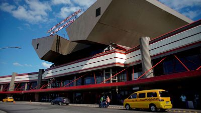 Cuba comunica a las aerolíneas que se queda sin combustible para aviones desde este martes por el bloqueo de EE.UU.