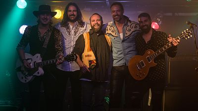 William Miller convierte a su banda de rock en 'Mike y Los My Darlings' para cantar en 'Cuéntame'