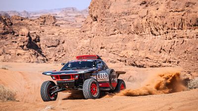 Carlos Sainz arranca con un segundo puesto tras el debutante De Mevius y Tosha Schareina abandona el Dakar 2024