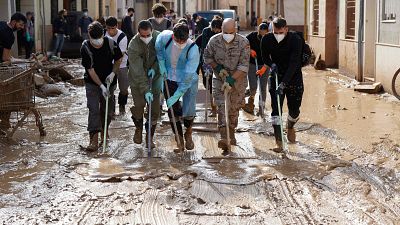 "¿Cómo podemos ayudar?": así se organizan los voluntarios para limpiar los pueblos y casas afectadas por la DANA