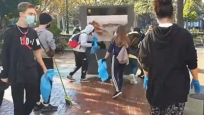 Decenas de jóvenes limpian los destrozos de los altercados en Logroño: "Estamos hartos de pagar todos por un grupo"