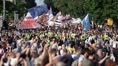 Decenas de miles de personas se manifiestan en Belgrado contra el Gobierno de Aleksandar Vucic