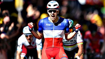 El francés Arnaud Demarre, del equipo LFJ, logró hoy su primer triunfo en el Tour de Francia en un "sprint" muy accidentado marcado por dos duras caídas en los últimos metros, y que dejó la general sin cambios significativos liderada por el británico