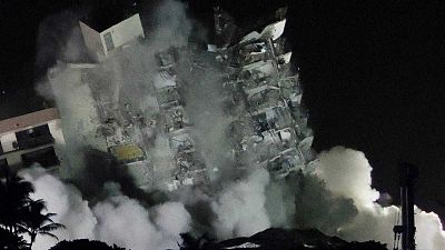Demolido con una explosión controlada los restos del edificio siniestrado en Miami-Dad