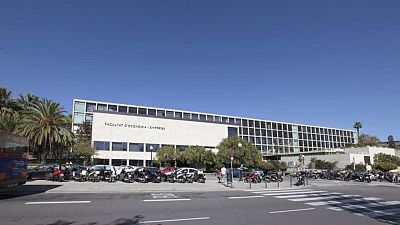 El catedrático de la Universidad de Barcelona niega los hechos y sus denunciantes reciben ataques en redes