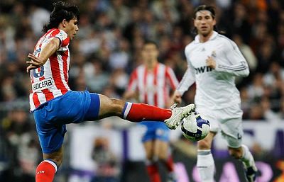 Los jugadores del Real Madrid y el Atlético ya están concentrados para el partido más importante de la capital. Guti no jugará con los blancos, mientras que Agüero sí estará con los rojiblancos. Los jugadores del Real Madrid y el Atlético ya están concentrados para el partido más importante de la capital. Guti no jugará con los blancos, mientras que Agüero sí estará con los rojiblancos.