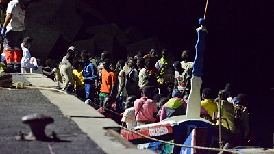 Las derivaciones exprés descongestionan Canarias, donde quedan 3.000 migrantes adultos