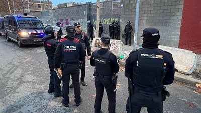 Comença el desallotjament de l’antic institut B9 de Badalona