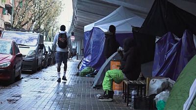 Alguns dels migrants desallotjats continuen al campament sota la C-31 a Badalona Alguns dels migrants desallotjats continuen al campament sota la C-31 a Badalona
