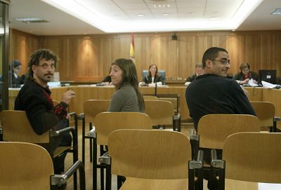 Desalojan al público y a los acusados de un juicio por gritos de "Gora ETA" e insultos al tribunal