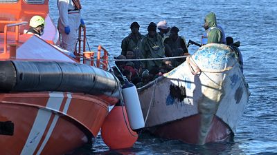 Desembarcan en El Hierro 67 personas, entre ellas dos menores, rescatadas en un cayuco