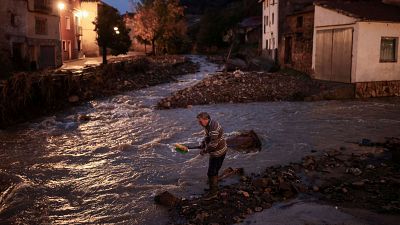 Desesperación entre quienes no encuentran a los suyos tras la DANA: "Bajaron al garaje y no sabemos nada"