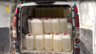 Una de las furgonetas intervenidas llena de garrafas de gasolina