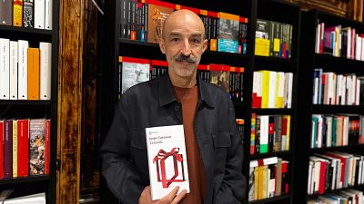 El escritor Jesús Carrasco con su nueva novela, 'El detalle' El escritor Jesús Carrasco con su nueva novela, 'El detalle'