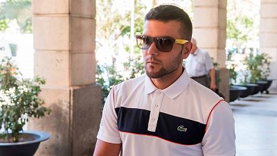 Detenido un miembro de 'La Manada' por intentar robar unas gafas de sol y atropellar a dos vigilantes