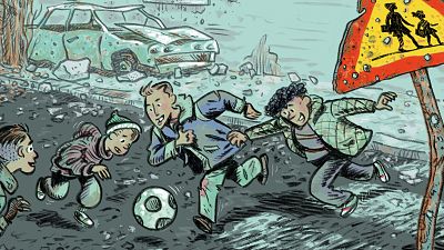 Cuatro niños juegan al fútbol en una calle en ruinas; un coche abandonado y escombros sugieren un escenario postapocalíptico reflejado en la portada del cómic "Días sin escuela". Cuatro niños juegan al fútbol en una calle en ruinas; un coche abandonado y escombros sugieren un escenario postapocalíptico reflejado en la portada del cómic "Días sin escuela".