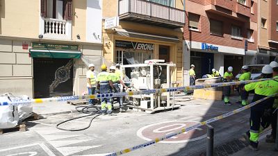 Operaris treballen en l'esvoranc aparegut a l'interior d'una illa d'edificis al Putxet
