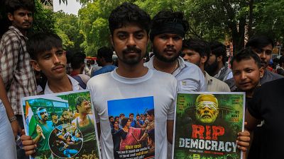 Simpatizantes del movimiento político satírico liderado por jóvenes, "Las Cucarachas" participan en una manifestación en el lugar de protesta de Jantar Mantar, en Nueva Delhi (India).