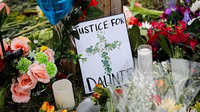 Dimite la agente que mató "por error" a Wright pero la familia del fallecido rechaza que fuese "accidental"
