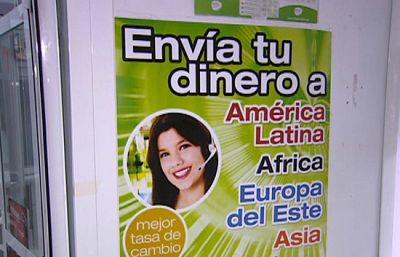 Alrededor del 16% del dinero que los inmigrantes envían a sus países no se contabiliza | Ver