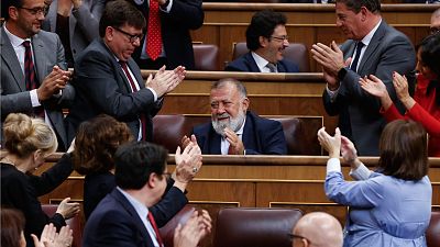 Insultan y agreden con huevos a un grupo de diputados socialistas en las inmediaciones del Congreso