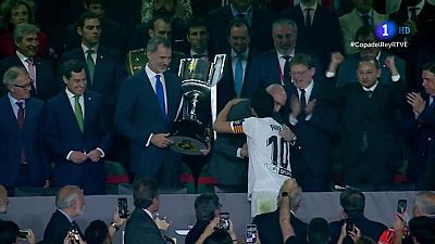 El capitán del Valencia, aún cojo, ha recogido el trofeo entre lágrimas de emoción.