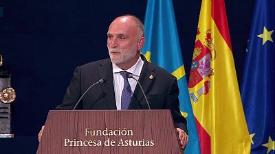 José Andrés reivindica el "poder de la comida": "La gente no quiere nuestra limosna, sino nuestro respeto" José Andrés reivindica el "poder de la comida": "La gente no quiere nuestra limosna, sino nuestro respeto"