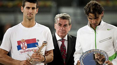 La victoria de Djokovic sobre Nadal en el Masters de Madrid ha acercado mucho al serbio al número uno del mundo. "El número uno está finiquitado", admitió Nadal, que deberá defender sus puntos en el Masters de Roma si quiere conservar el liderato de La victoria de Djokovic sobre Nadal en el Masters de Madrid ha acercado mucho al serbio al número uno del mundo. "El número uno está finiquitado", admitió Nadal, que deberá defender sus puntos en el Masters de Roma si quiere conservar el liderato de
