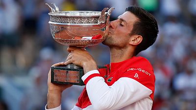 Djokovic conquista su segundo Roland Garros con una remontada épica ante Tsitsipás