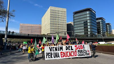 Els docents de la columna sud tallen Gran Via a l’altura de Ciutat de la Justícia per avançar cap a plaça Tetuan