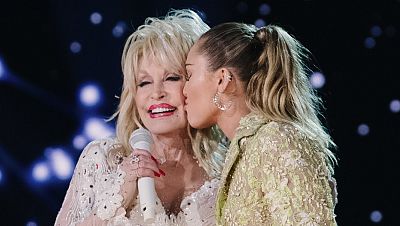 Así es Dolly Parton según su ahijada, Miley Cyrus, que la elogia en la revista 'Time'