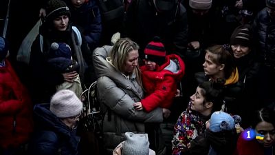 La doble lluita de les dones a la guerra: fugint amb infants o al front